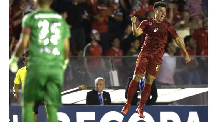 FESTEJA EL ROJO. Independiente celebra el empate con un jugador menos ante Gremio.
