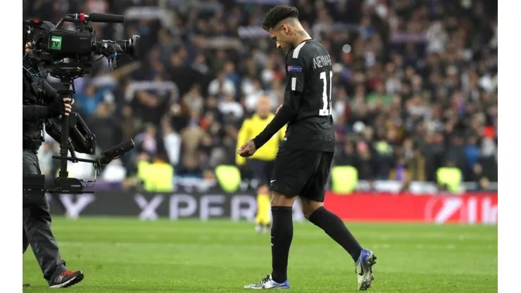 CABIZBAJO. Neymar se retira del Santiago Bernabéu con el resultado abajo contra Real Madrid.