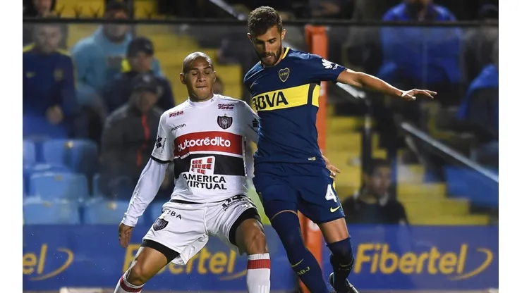 GANA POR LA BANDA. Ante Chacarita, Peruzzi jugó uno de sus últimos partidos en La Bombonera.