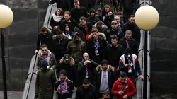 ¡PRENDIDOS FUEGO! A los hinchas no les importó el frío y coparon el subte.
