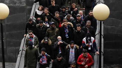 ¡PRENDIDOS FUEGO! A los hinchas no les importó el frío y coparon el subte.