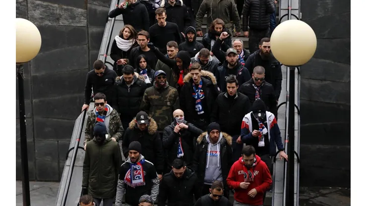 ¡PRENDIDOS FUEGO! A los hinchas no les importó el frío y coparon el subte.