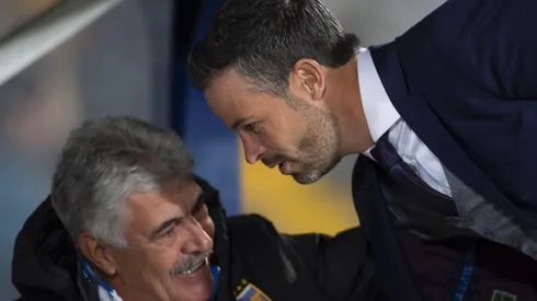 Puente saludando a su contraparte, Tuca Ferretti.