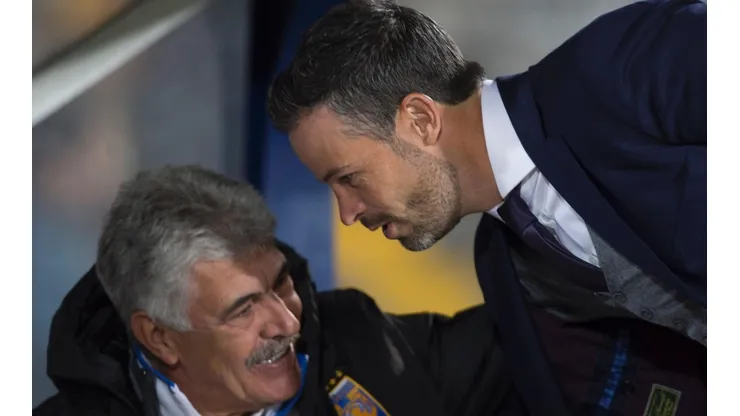 Puente saludando a su contraparte, Tuca Ferretti.