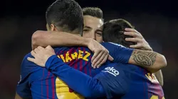 LOS TRES. Jordi Alba abraza a Luis Suárez y Lionel Messi tras un gol en el Camp Nou con Barcelona.