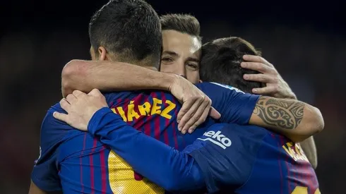 LOS TRES. Jordi Alba abraza a Luis Suárez y Lionel Messi tras un gol en el Camp Nou con Barcelona.
