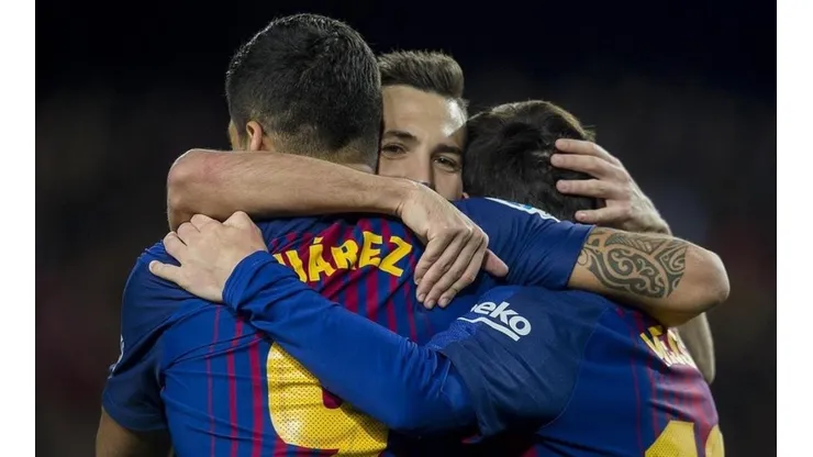 LOS TRES. Jordi Alba abraza a Luis Suárez y Lionel Messi tras un gol en el Camp Nou con Barcelona.