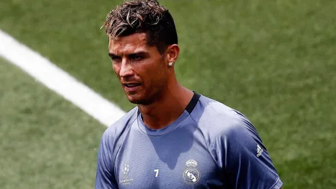 CON LA MIRADA FIJA. Cristiano Ronaldo es foco de todos los flashes antes del partidazo de 14 de febrero.