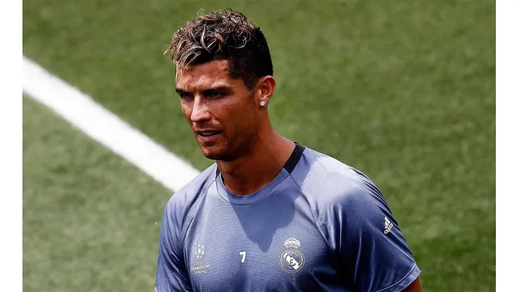 CON LA MIRADA FIJA. Cristiano Ronaldo es foco de todos los flashes antes del partidazo de 14 de febrero.