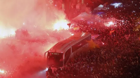 Impresionante recibimiento al Real Madrid con bengalas antes de jugar contra el PSG