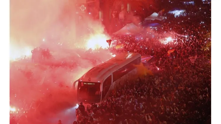 Impresionante recibimiento al Real Madrid con bengalas antes de jugar contra el PSG