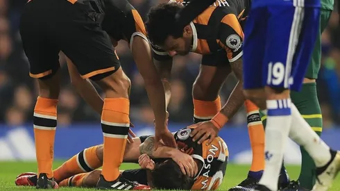 DOLOR. Ryan Mason caído después de chocar contra Cahill en enero del 2017.