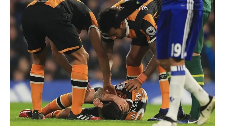 DOLOR. Ryan Mason caído después de chocar contra Cahill en enero del 2017.