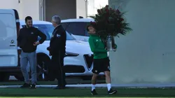 El mexicano recibió un ramo de flores en el entrenamiento de hoy del Betis