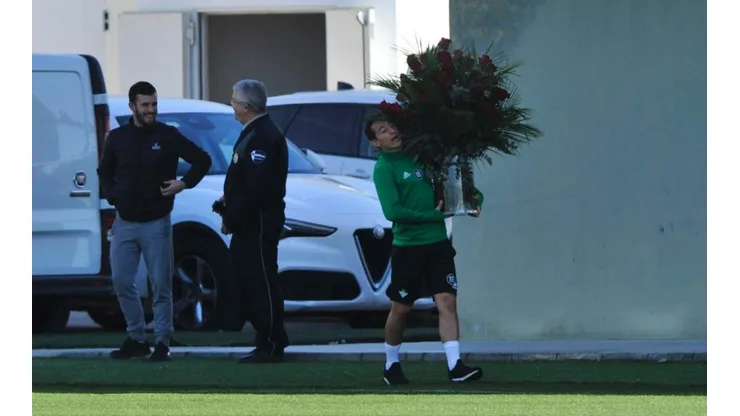 El mexicano recibió un ramo de flores en el entrenamiento de hoy del Betis