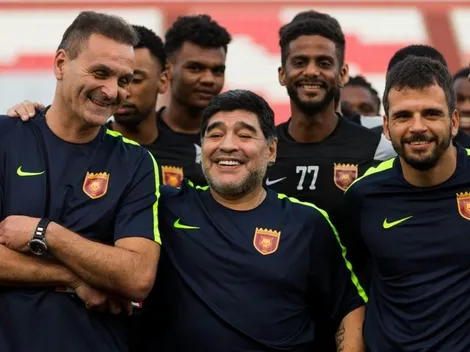 La zurda intacta: Maradona le demuestra al Al Fujairah cómo patear tiros libres