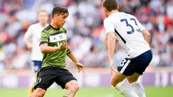 Dybala intenta pasar a un hombre de Tottenham.