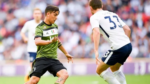 Dybala intenta pasar a un hombre de Tottenham.