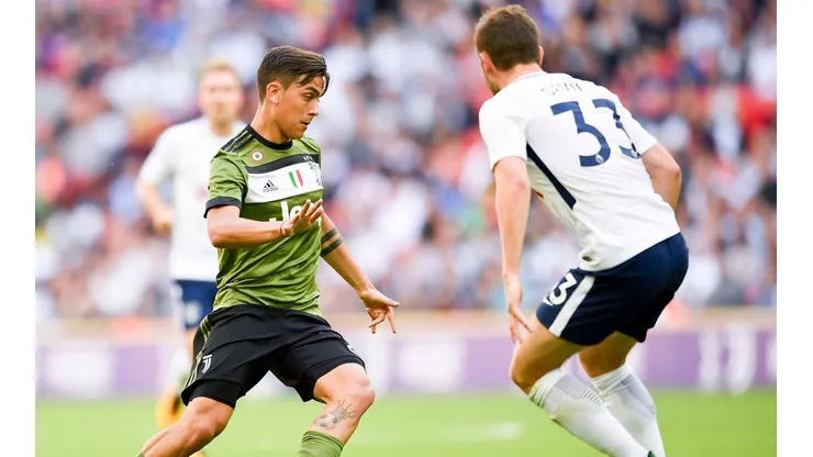 Dybala intenta pasar a un hombre de Tottenham.