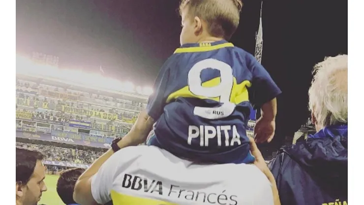 EN LA BOMBONERA. Felipe Benedetto en la platea baja de la cancha de Boca.
