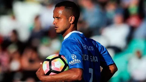 UN CARNICERO. Ícaro Silva casi le arranca la pierna a António Xavier.