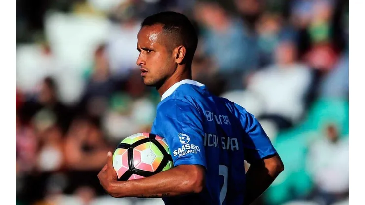 UN CARNICERO. Ícaro Silva casi le arranca la pierna a António Xavier.