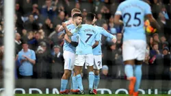 EL DUEÑO DE MANCHESTER. Agüero es felicitado por sus compañeros después de anotarle al Leicester City (Foto: Getty).