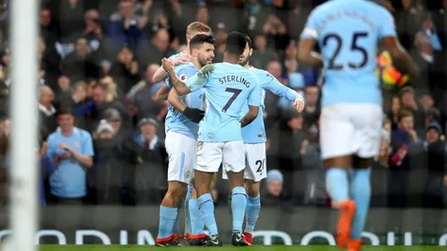 EL DUEÑO DE MANCHESTER. Agüero es felicitado por sus compañeros después de anotarle al Leicester City (Foto: Getty).