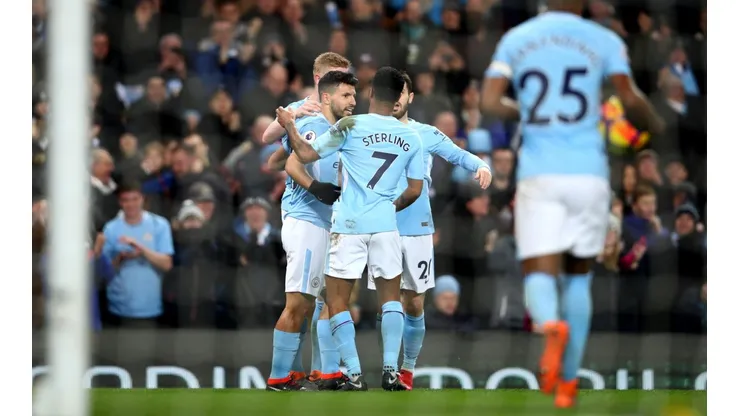 EL DUEÑO DE MANCHESTER. Agüero es felicitado por sus compañeros después de anotarle al Leicester City (Foto: Getty).