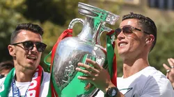 Cristiano Ronaldo levanta la Euro 2016.