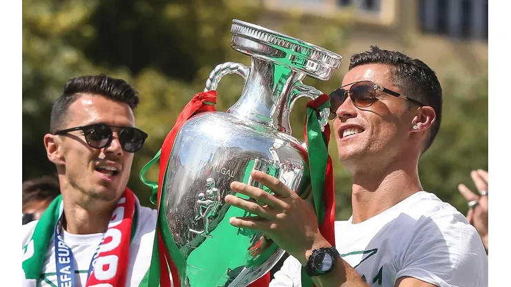 Cristiano Ronaldo levanta la Euro 2016.