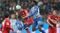 CABEZAZO SIN ÉXITO. Lucas Alario conecta un centro de tiro de esquina en Bayer Leverkusen contra Hertha Berlin.