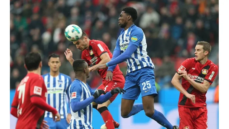 CABEZAZO SIN ÉXITO. Lucas Alario conecta un centro de tiro de esquina en Bayer Leverkusen contra Hertha Berlin.