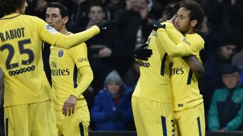 EL GOLEADOR. Neymar recibe las felicitaciones de sus compañeros después de anotar con PSG.