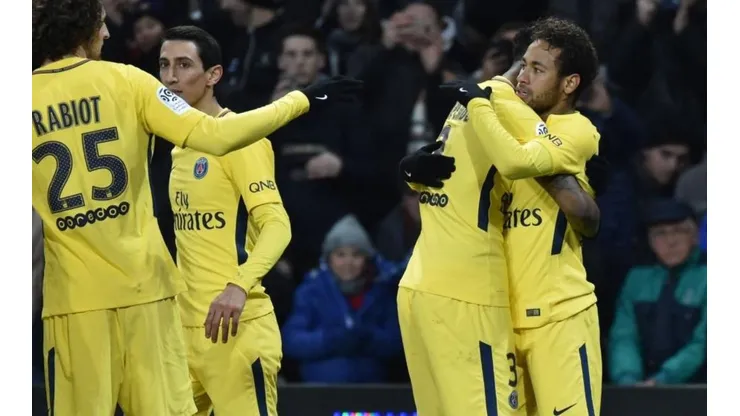 EL GOLEADOR. Neymar recibe las felicitaciones de sus compañeros después de anotar con PSG.