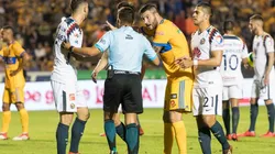 Gignac protesta al árbitro antes del penal cobrado por Ménez
