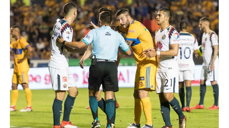 Gignac protesta al árbitro antes del penal cobrado por Ménez