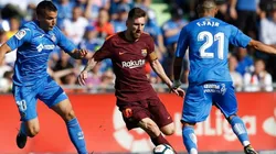 Messi intenta pasar entre dos jugadores de Getafe.