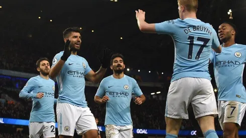EL GOLEADOR Y EL ASISTIDOR. Sergio Agüero va camino a abrazarse con De Bruyne, quien hoy dio tres asistencias.