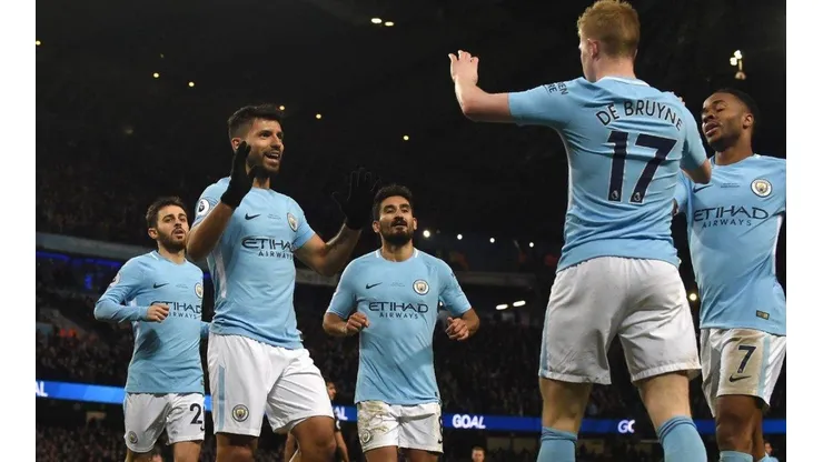 EL GOLEADOR Y EL ASISTIDOR. Sergio Agüero va camino a abrazarse con De Bruyne, quien hoy dio tres asistencias.