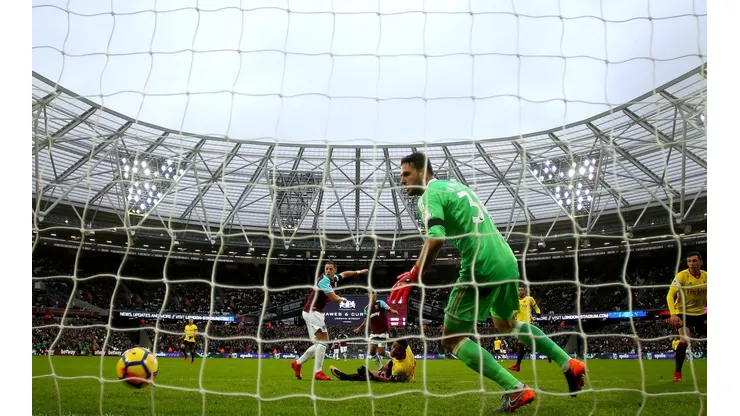 Chicharito se convirtió en la punta de lanza de los Hammers