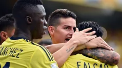 AMIGOS DE SELECCIÓN. James Rodríguez celebra con Radamel Falcao un gol de la Selección Colombia (Foto: Getty).