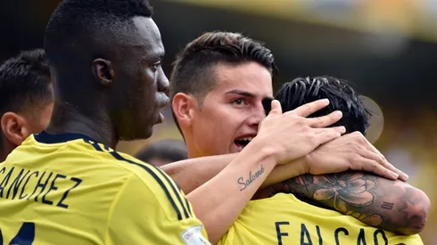 AMIGOS DE SELECCIÓN. James Rodríguez celebra con Radamel Falcao un gol de la Selección Colombia (Foto: Getty).