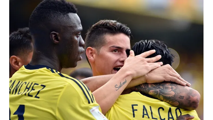 AMIGOS DE SELECCIÓN. James Rodríguez celebra con Radamel Falcao un gol de la Selección Colombia (Foto: Getty).