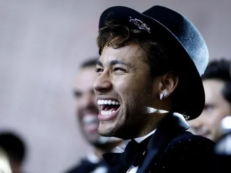 Neymar está re loco: en ropa interior y gorro de Navidad sobre la nieve