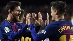 CHOQUE LOS CINCO. Messi celebra con Coutinho el primer gol del brasileño con Barcelona.