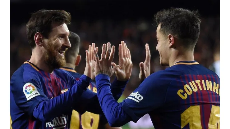 CHOQUE LOS CINCO. Messi celebra con Coutinho el primer gol del brasileño con Barcelona.