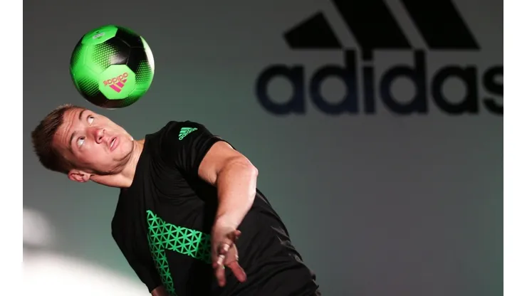 Le pintó la cara: el mejor jugador del mundo en freestyle dejó asombrado a Cristiano Ronaldo