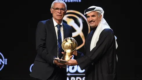 Héctor Cúper fue galardonado como el mejor entrenador del fútbol africano en 2017.