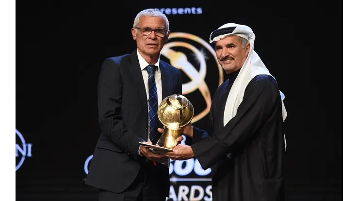 Héctor Cúper fue galardonado como el mejor entrenador del fútbol africano en 2017.